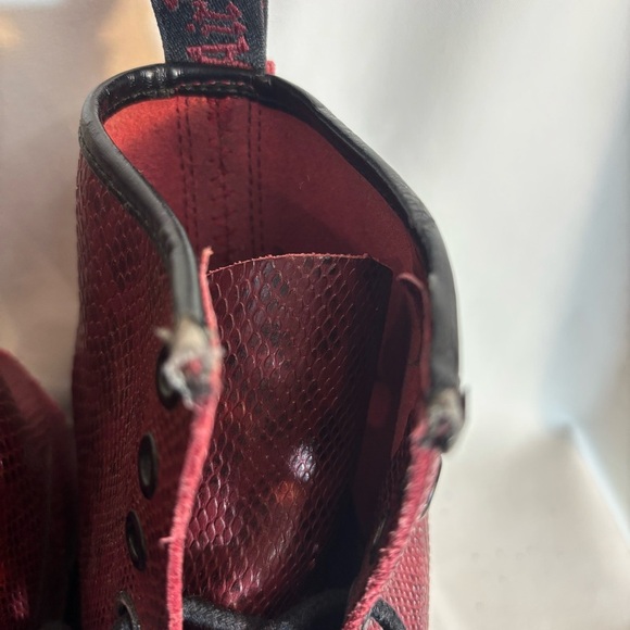 DR MARTENS Sz 8 Red Lace-Up Boots Embossed Snake Print Pattern 8 Eyelet - Picture 4 of 11